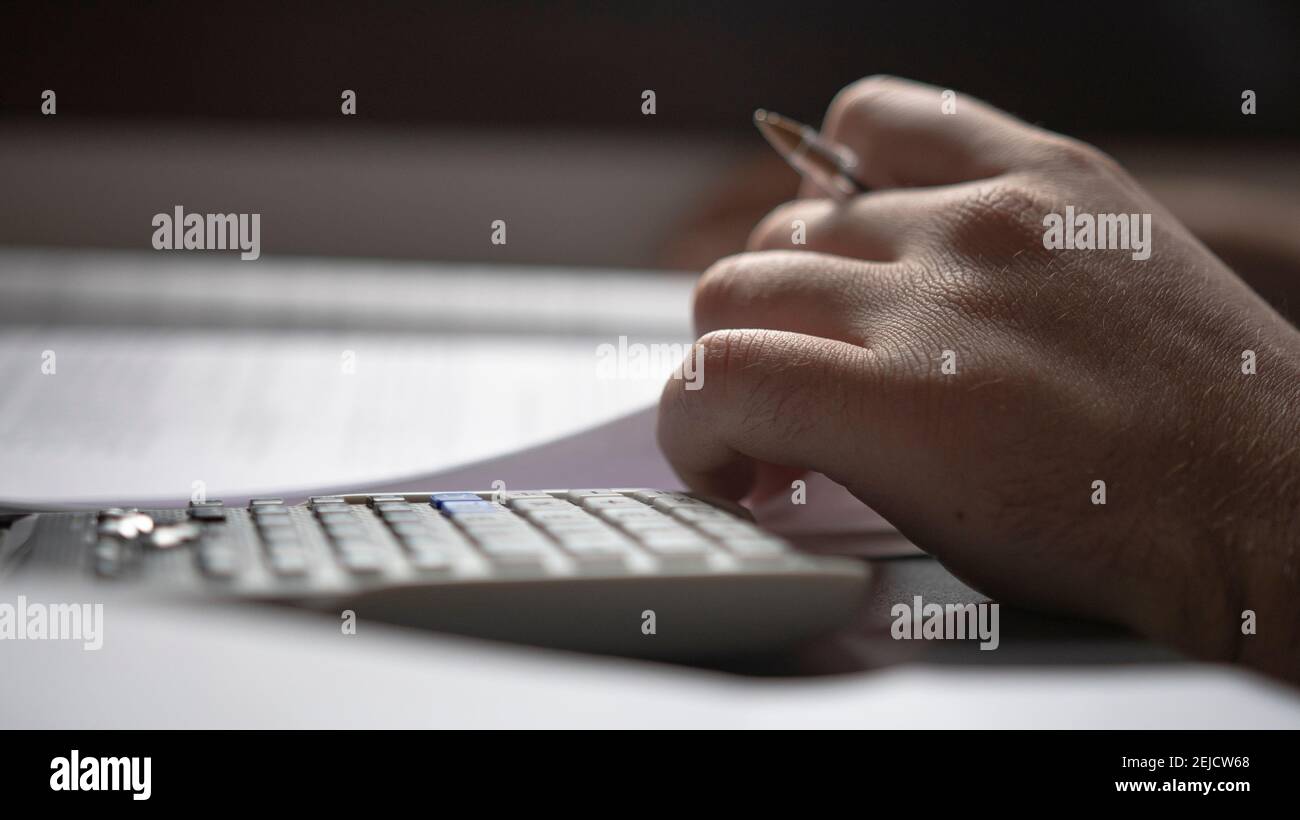 Primo piano di una mano maschile che lavora Foto Stock