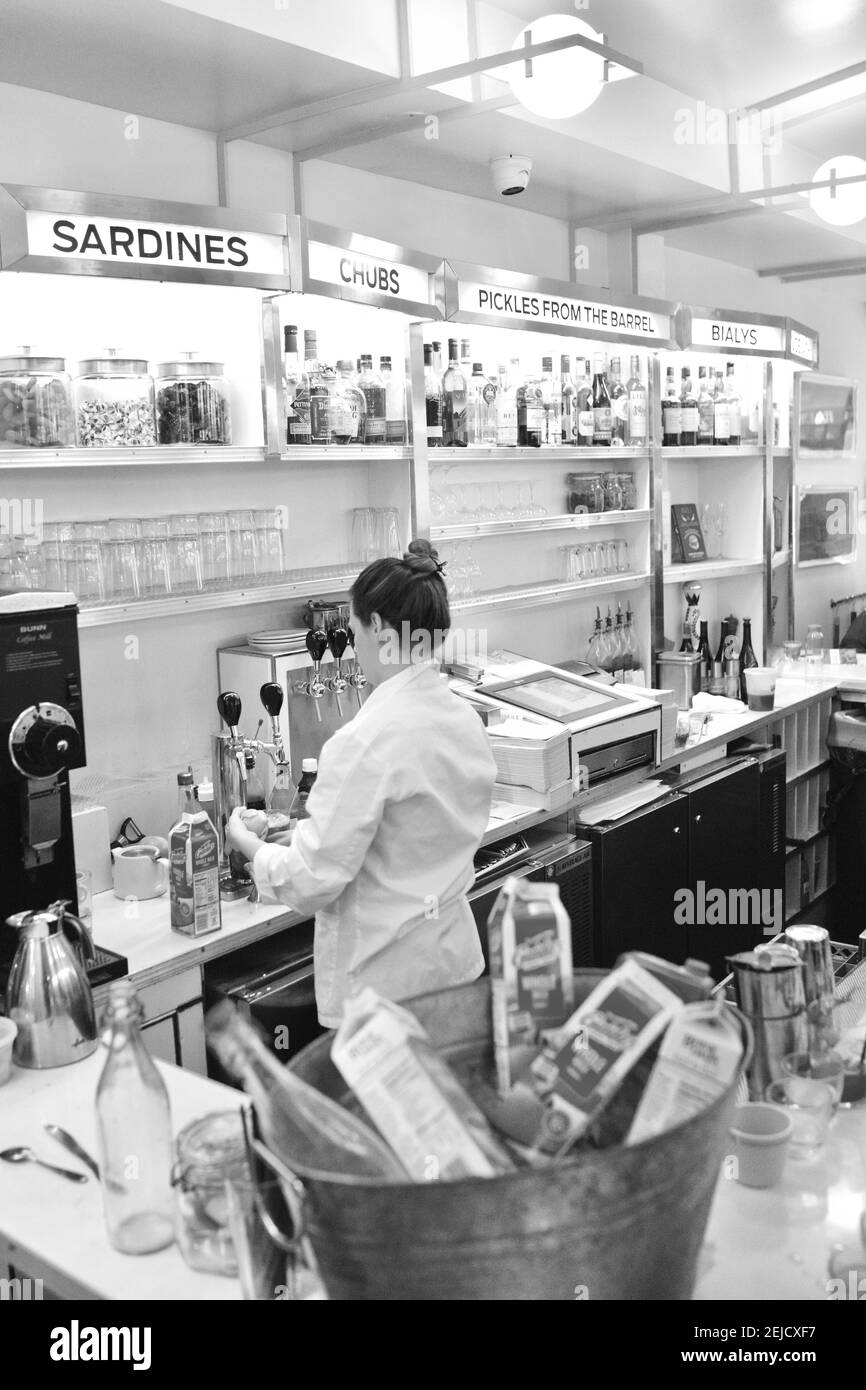 Il banco di servizio Russ & Daughters Cafe ha aperto nel 2014, in occasione del 100° anniversario di Russ & Daughters. Uno dei 10 migliori ristoranti di New York City. Foto Stock