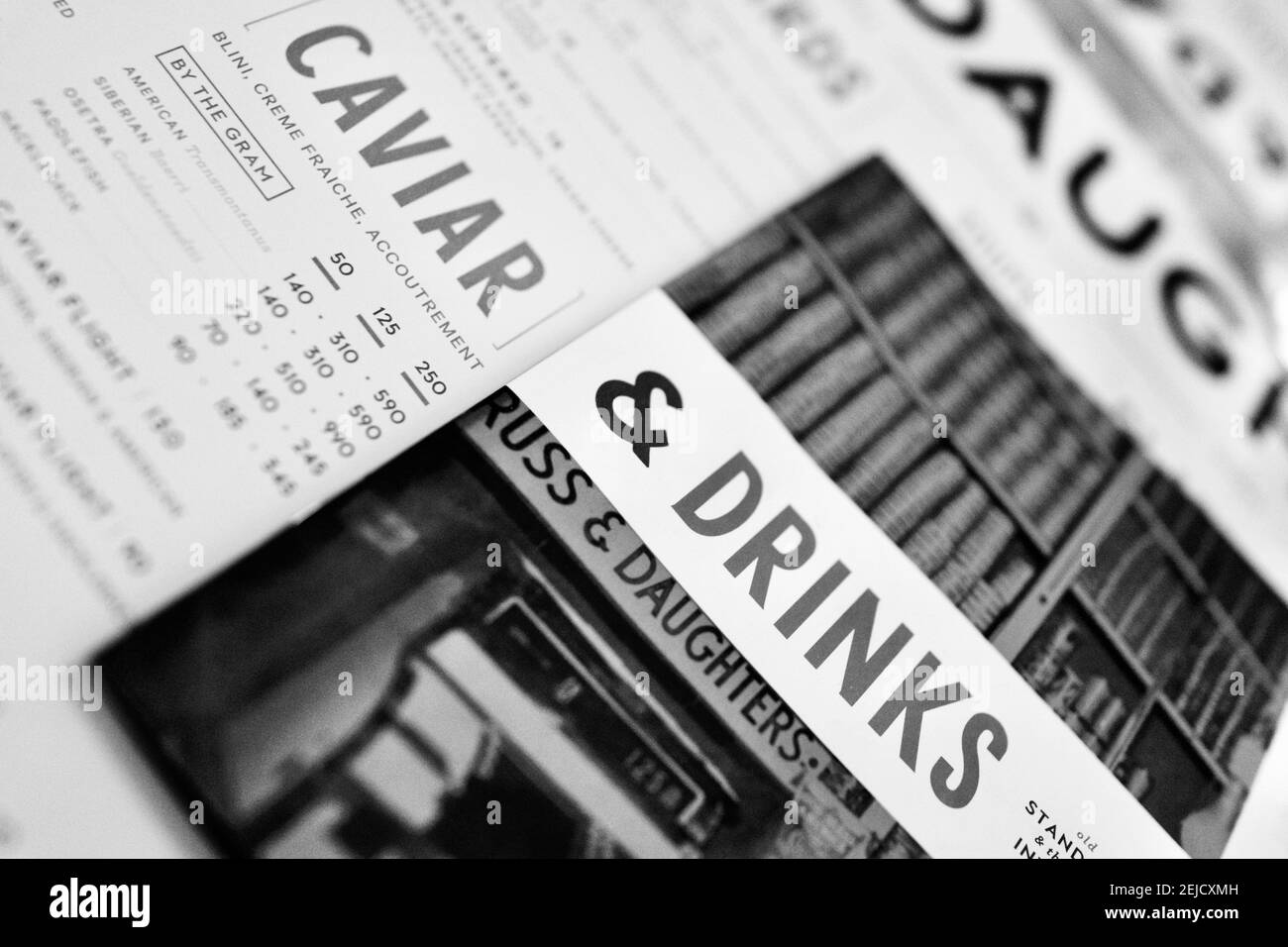 Primo piano del menu al Russ & Daughters Cafe aperto nel 2014, nel centesimo anniversario di Russ & Daughters. Uno dei 10 migliori ristoranti di New York City. Foto Stock
