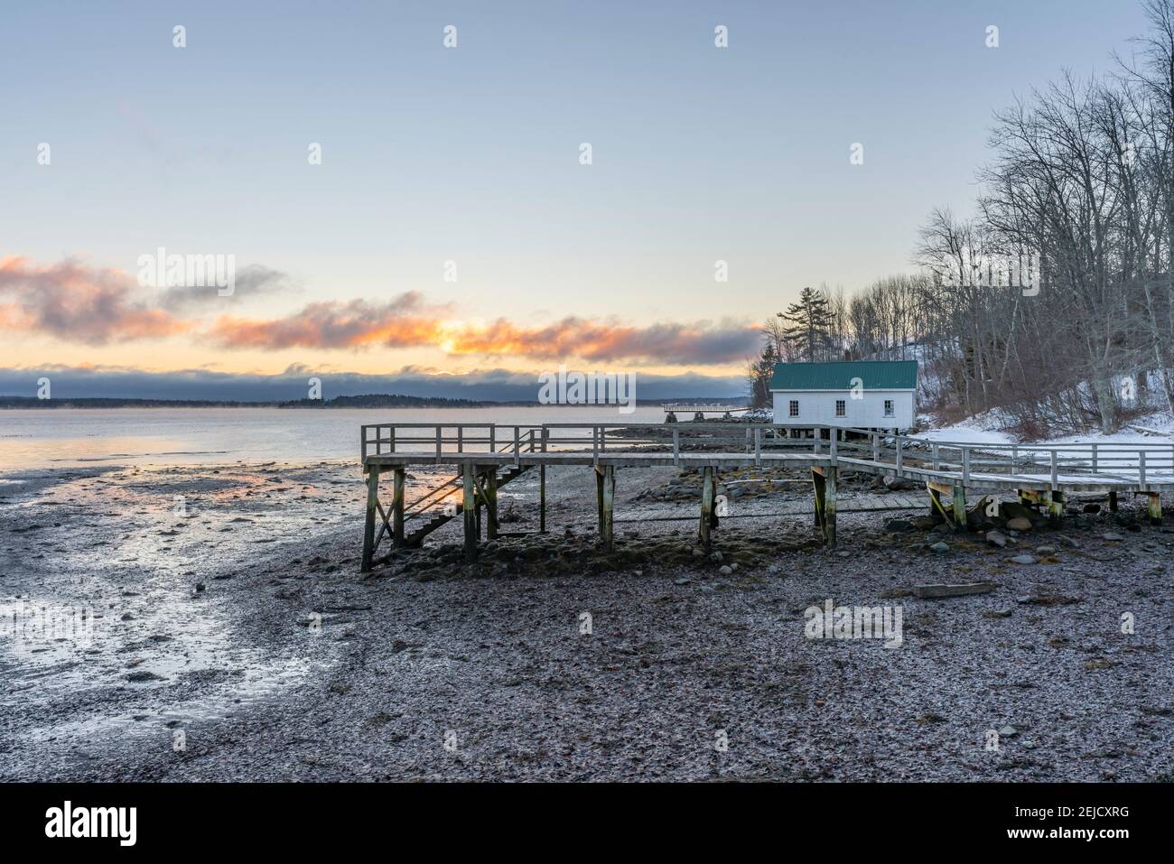 Alba invernale a Saturday Cove a Northport, Maine. Foto Stock