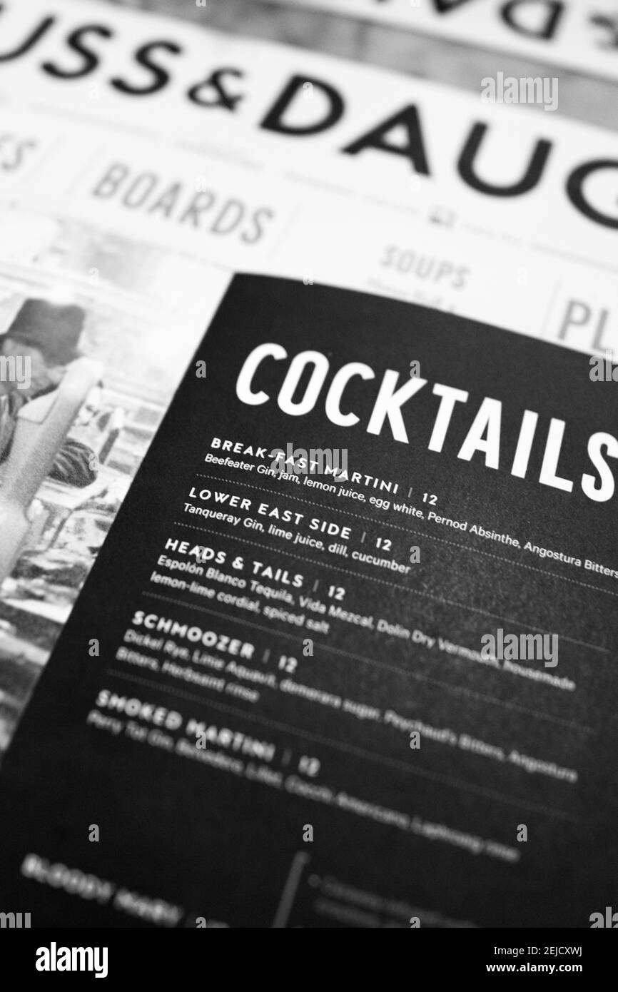 Primo piano del menu al Russ & Daughters Cafe aperto nel 2014, nel centesimo anniversario di Russ & Daughters. Uno dei 10 migliori ristoranti di New York City. Foto Stock