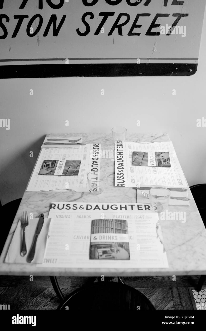 Il Russ & Daughters Cafe è stato inaugurato nel 2014, in occasione del 100° anniversario di Russ & Daughters. Uno dei 10 migliori ristoranti di New York City. Foto Stock