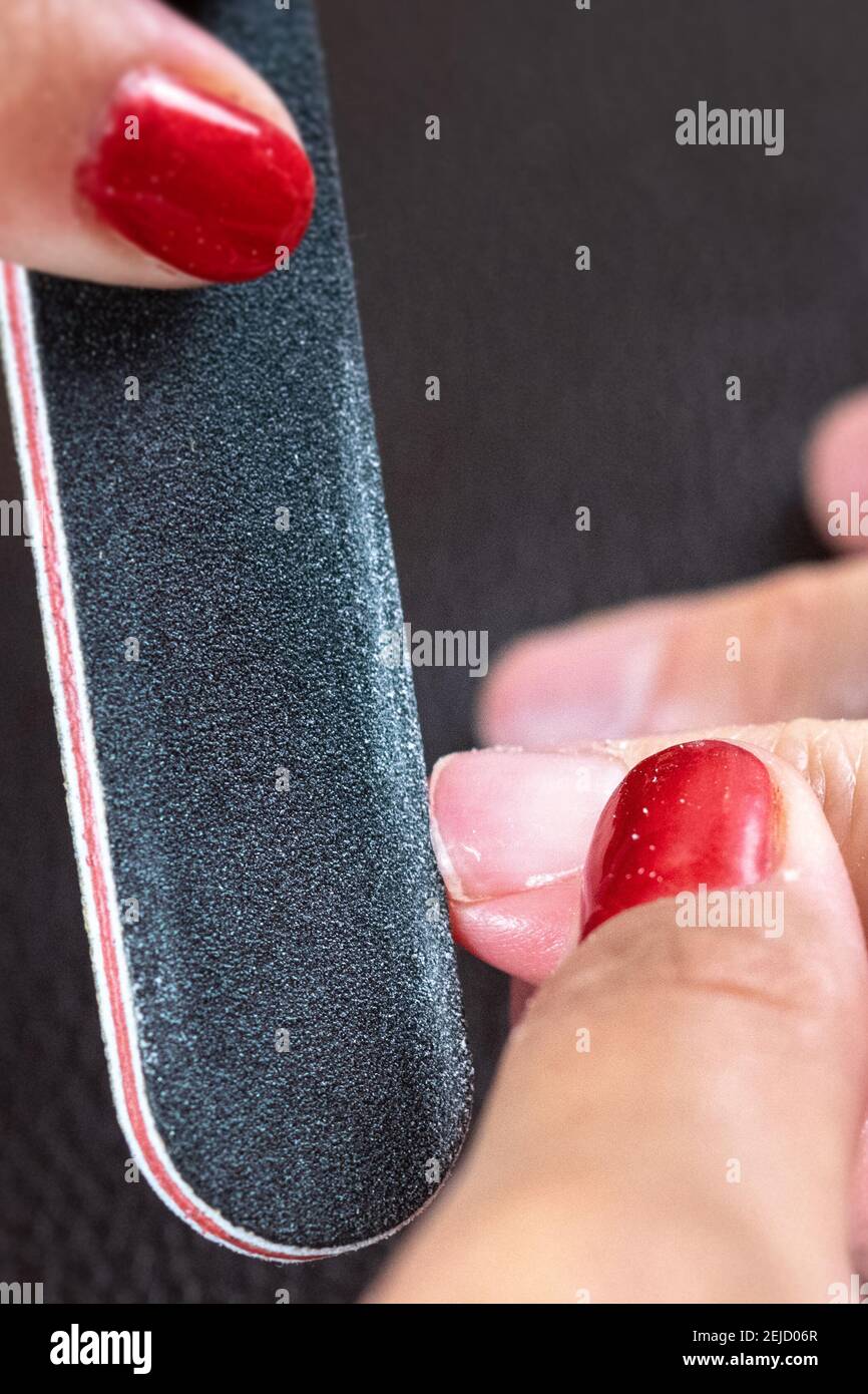 Primo piano di un lavoro di smalto per unghie con le mani delle donne Foto Stock Primo piano di un lavoro di smalto per unghie con le mani delle donne Foto Stock