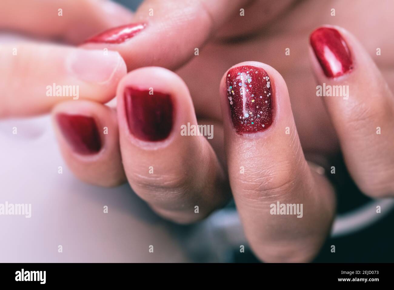 Primo piano di un lavoro di smalto per unghie con le mani delle donne Foto Stock Primo piano di un lavoro di smalto per unghie con le mani delle donne Foto Stock