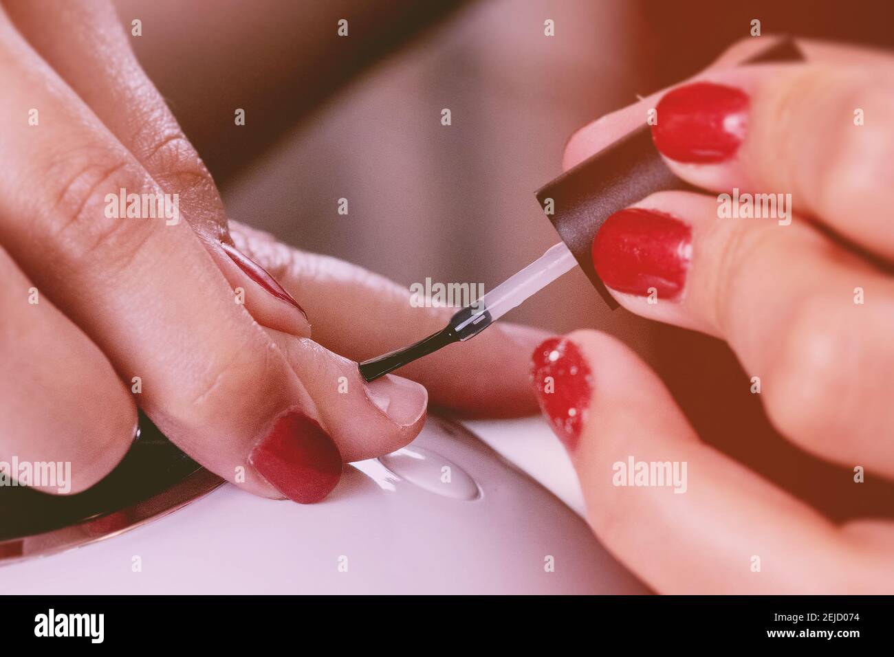 Primo piano di un lavoro di smalto per unghie con le mani delle donne Foto Stock Primo piano di un lavoro di smalto per unghie con le mani delle donne Foto Stock
