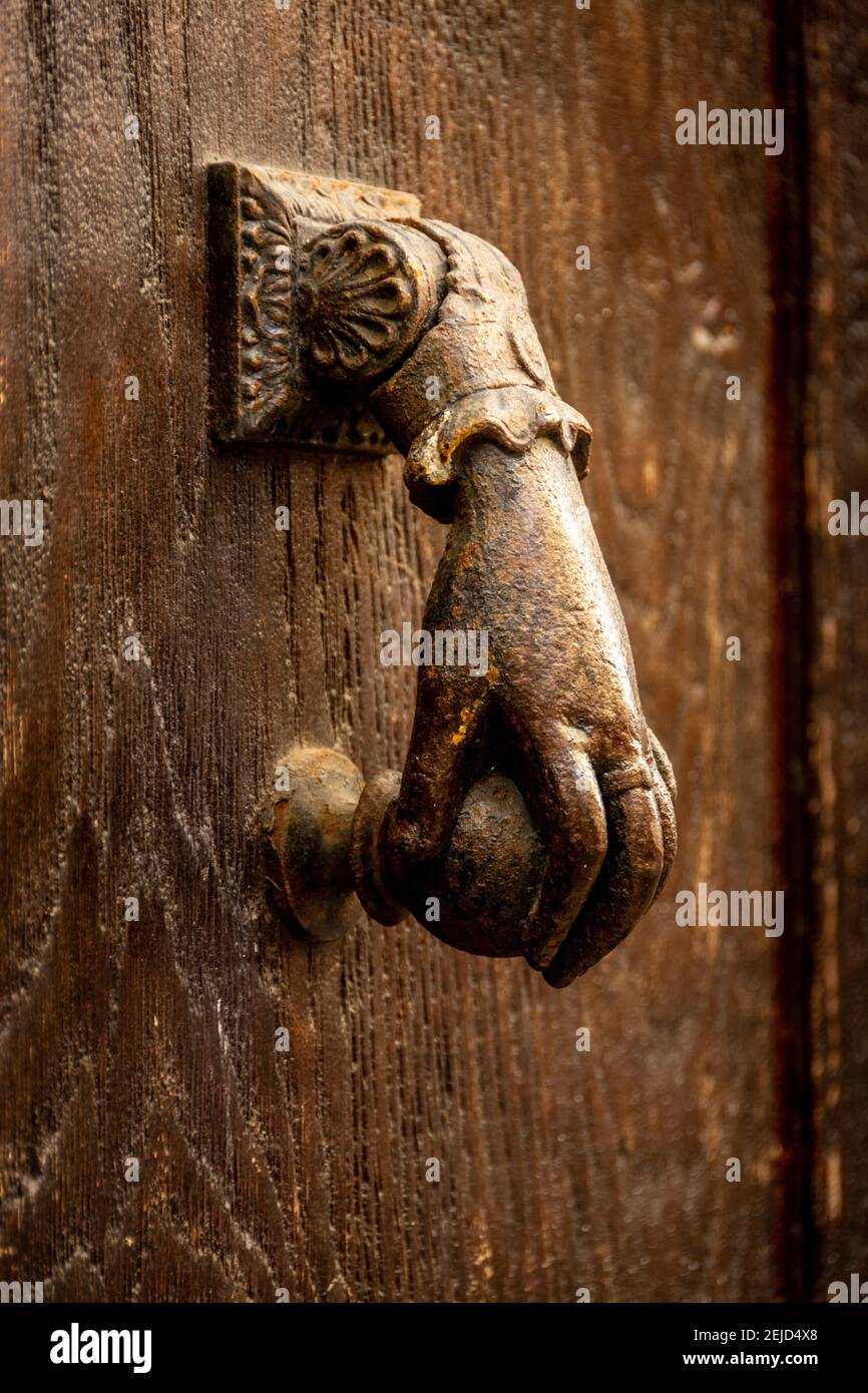 Porta d'epoca a forma di mano su un ingresso in legno Foto Stock