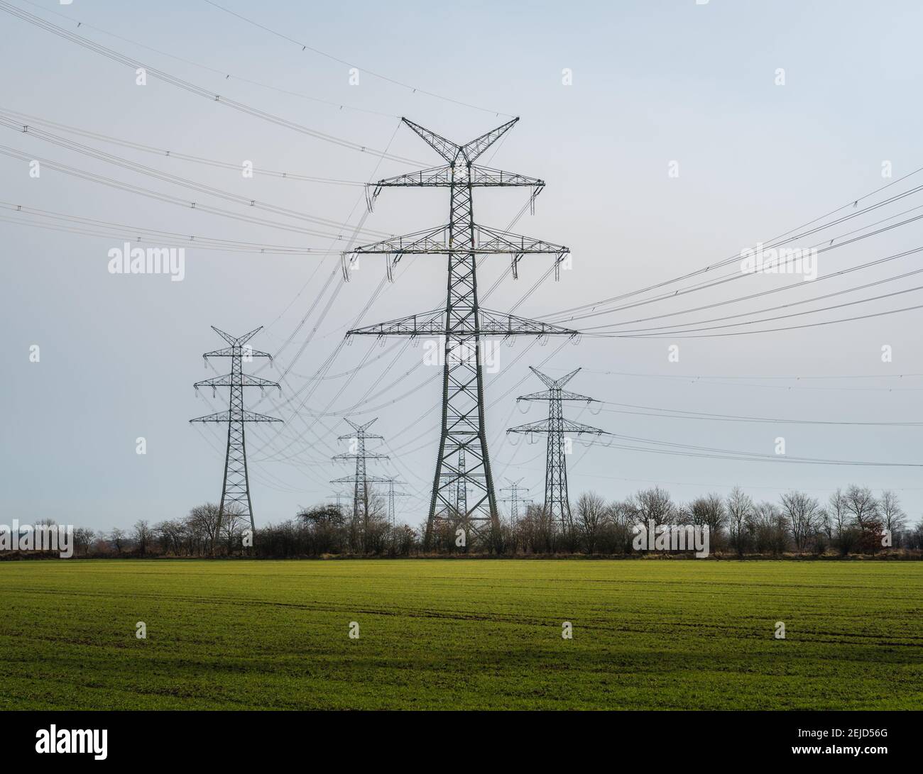 Palo di potenza per l'elettricità ad alta tensione con cavi in Nizza orizzontale Foto Stock