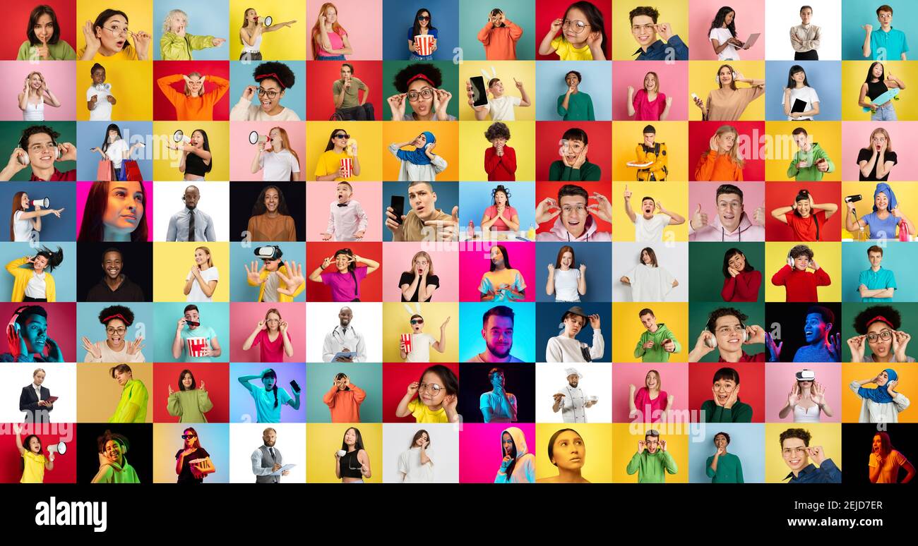 Collage di volti di 55 persone emotive su sfondi multicolore. Modelli espressivi, gruppo multietnico. Emozioni umane, concetto di espressione facciale. Allegro, vincitore, gentilmente, riuscito. Vendite. Ad. Foto Stock