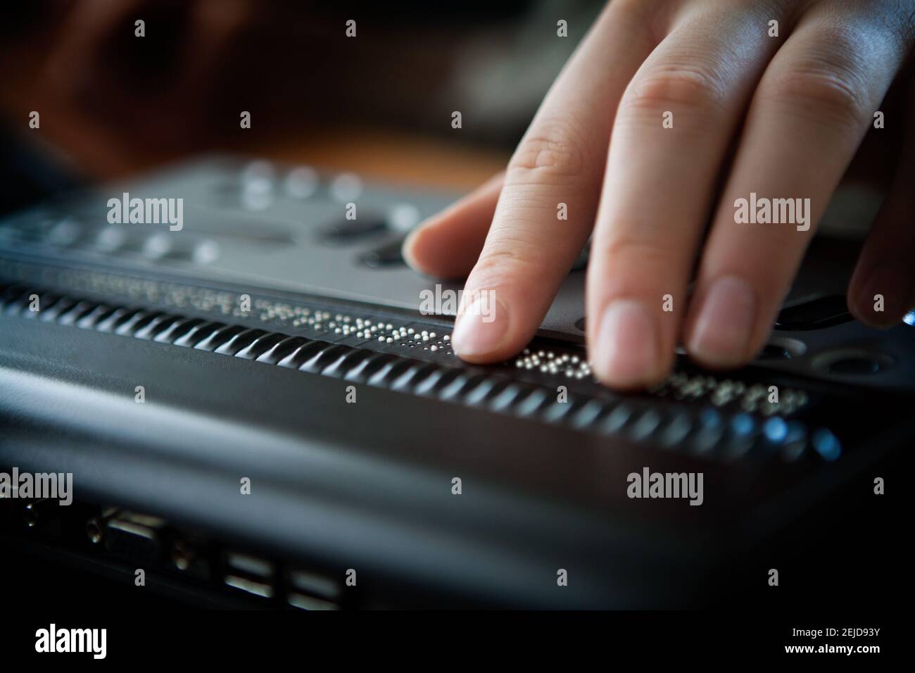 Computer portatile Braille che consente ai non vedenti di accedere ai computer. Foto Stock