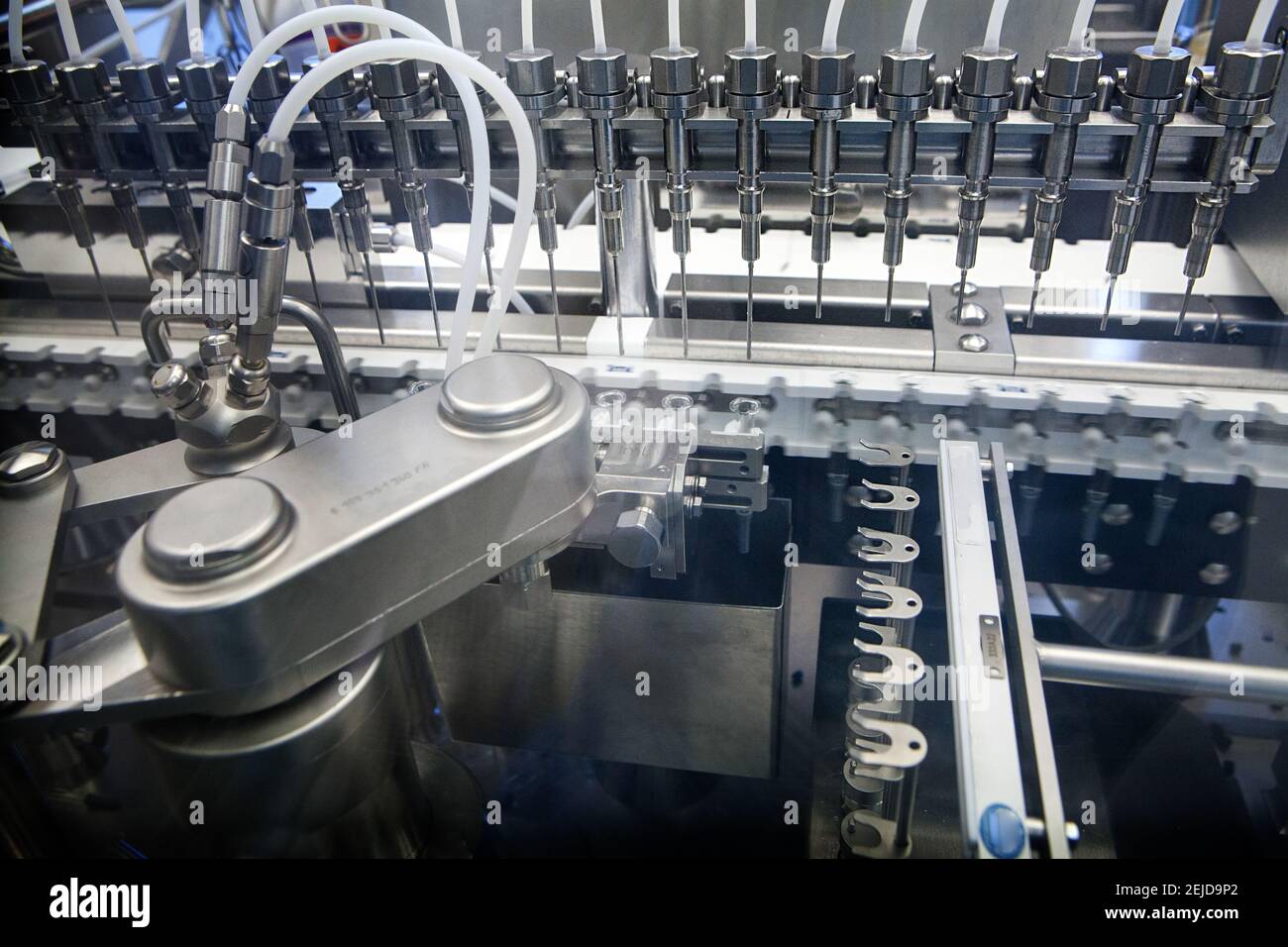Fabbricazione di preparazioni iniettabili, riempimento automatico di siringhe in ambiente sterile. Foto Stock