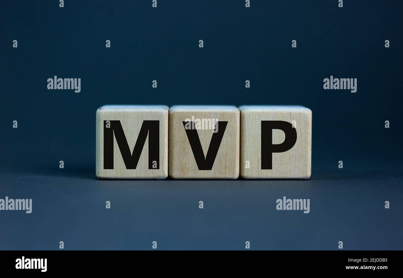 MVP, simbolo del prodotto minimo. Cubetti di legno con la parola MVP, prodotto minimo vitale. Splendido sfondo grigio. Business e MVP, minimo viabl Foto Stock