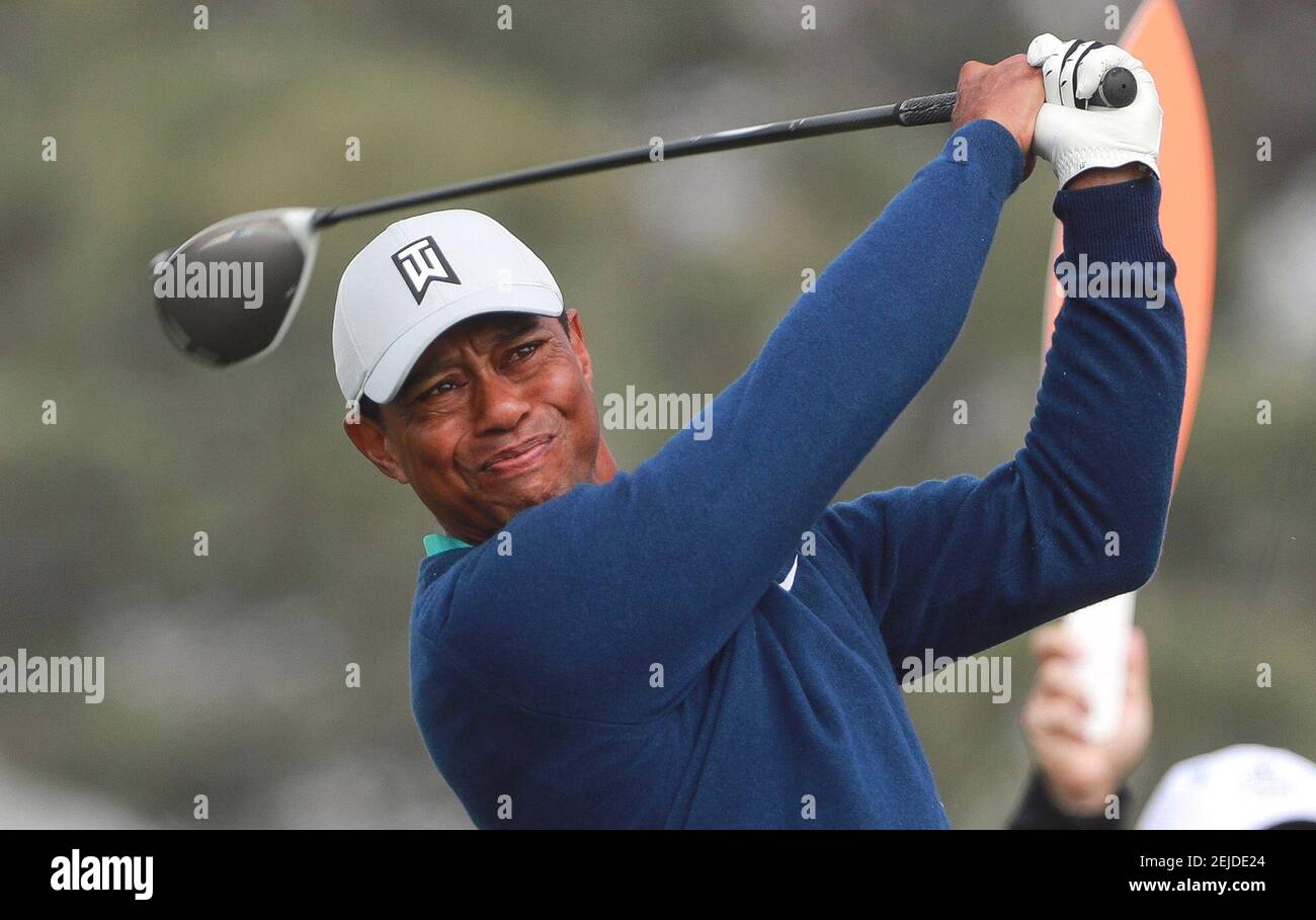 Tiger Woods ha colpito dal 5 ° tee durante il terzo round del Farmers Insurance Open sul campo da golf Torrey Pines South Course sabato 25 gennaio 2020, a San Diego. (Hayne Palmour IV/San Diego Union-Tribune/TNS) Foto Stock