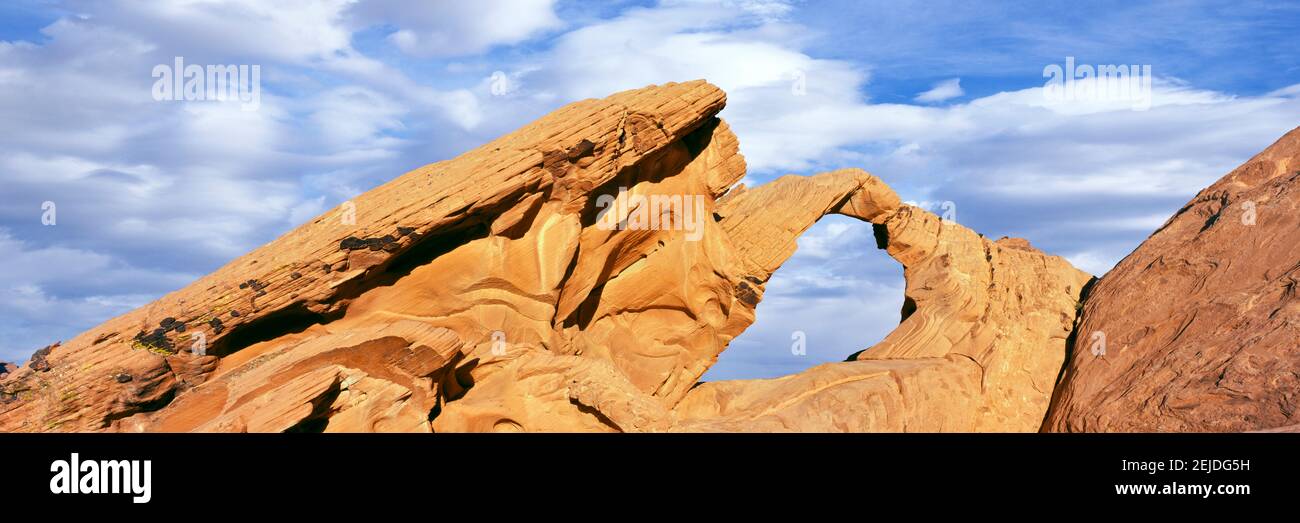 Vista ad angolo basso delle formazioni rocciose, Atlatl Arch, Valley of Fire state Park, Nevada, USA Foto Stock