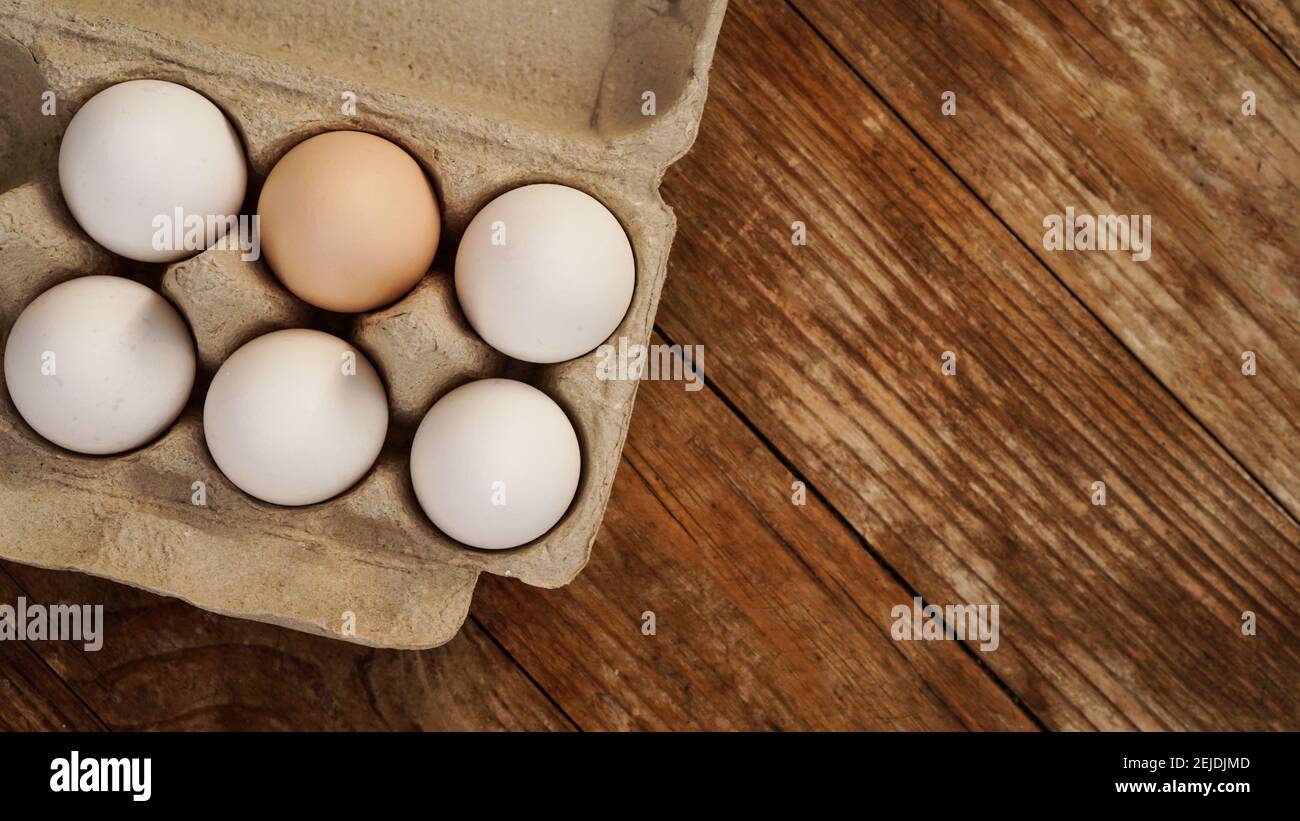 Uova bianche su sfondo di legno. Concetto di cucina di Pasqua e cibo sano Foto Stock