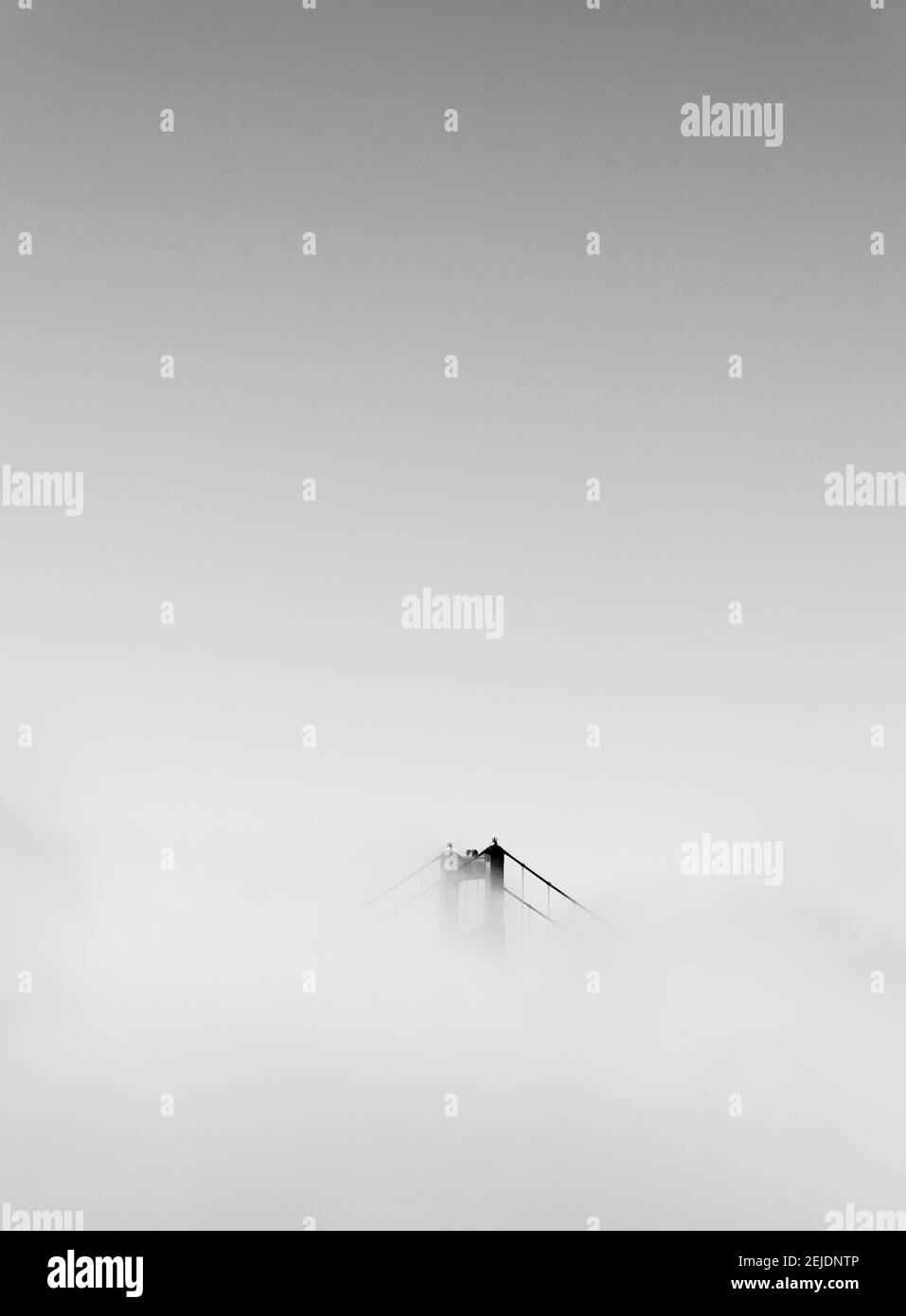 Ponte sospeso coperto di nebbia, Golden Gate Bridge, San Francisco Bay, San Francisco, California, STATI UNITI Foto Stock