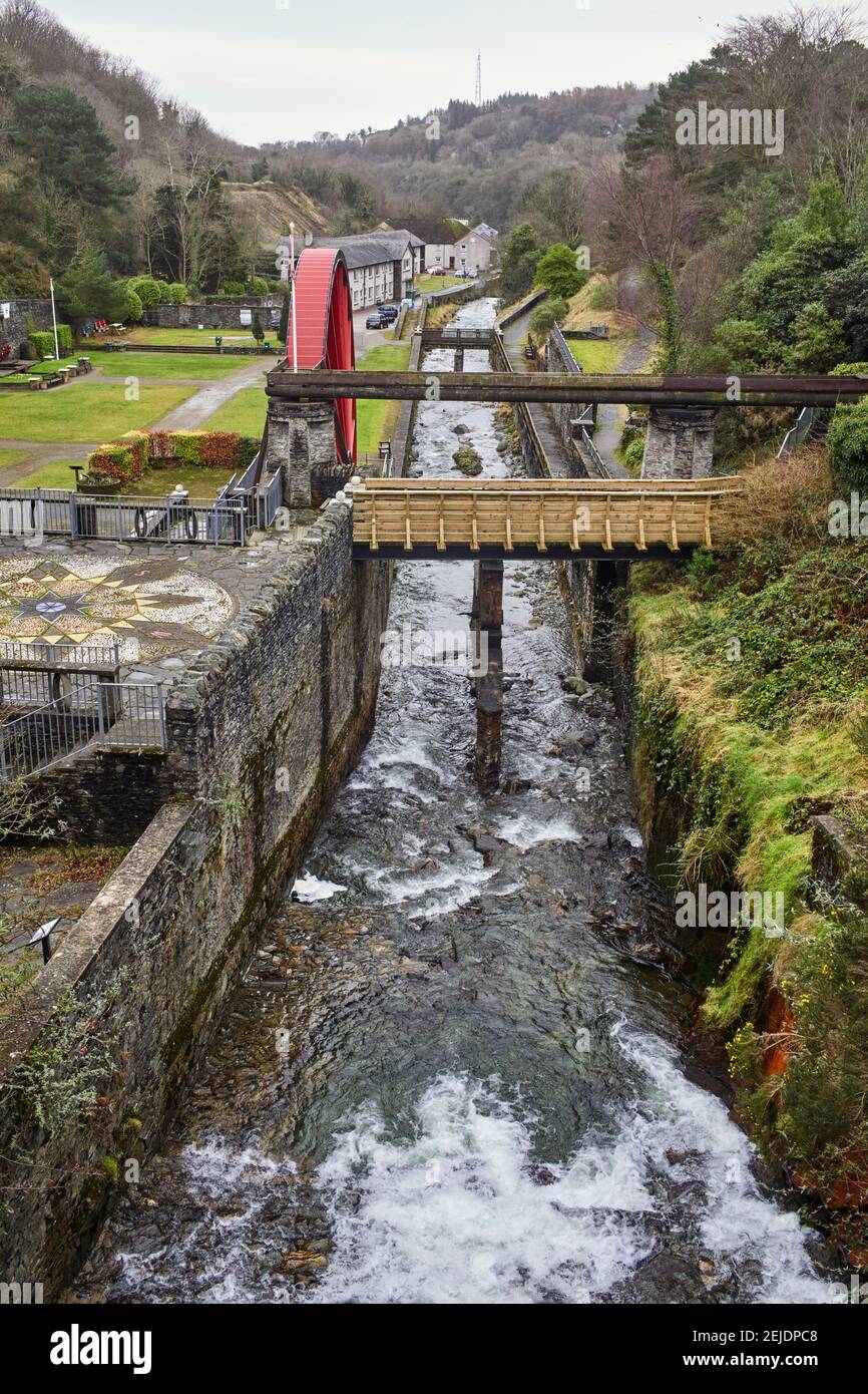 Guardando giù sul fiume Laxey con le miniere precedenti zona del pavimento di lavaggio Foto Stock