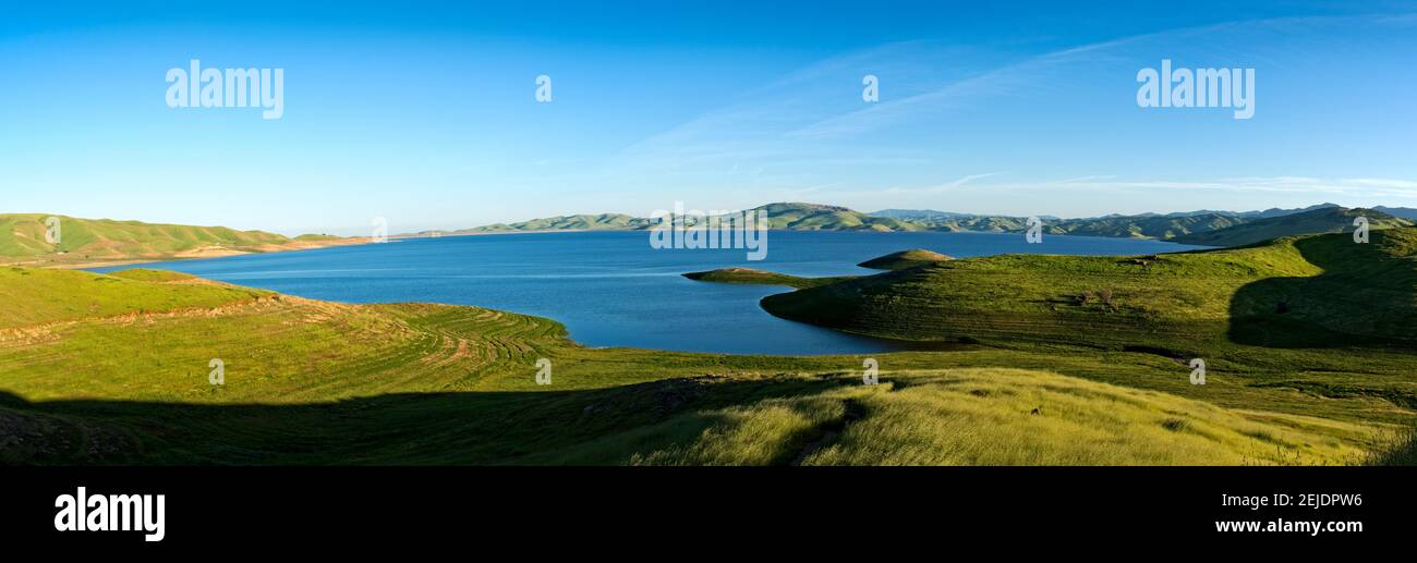 Vista elevata del lago artificiale di San Luis, del passo Pacheco, della contea di Santa Clara, California, Stati Uniti Foto Stock