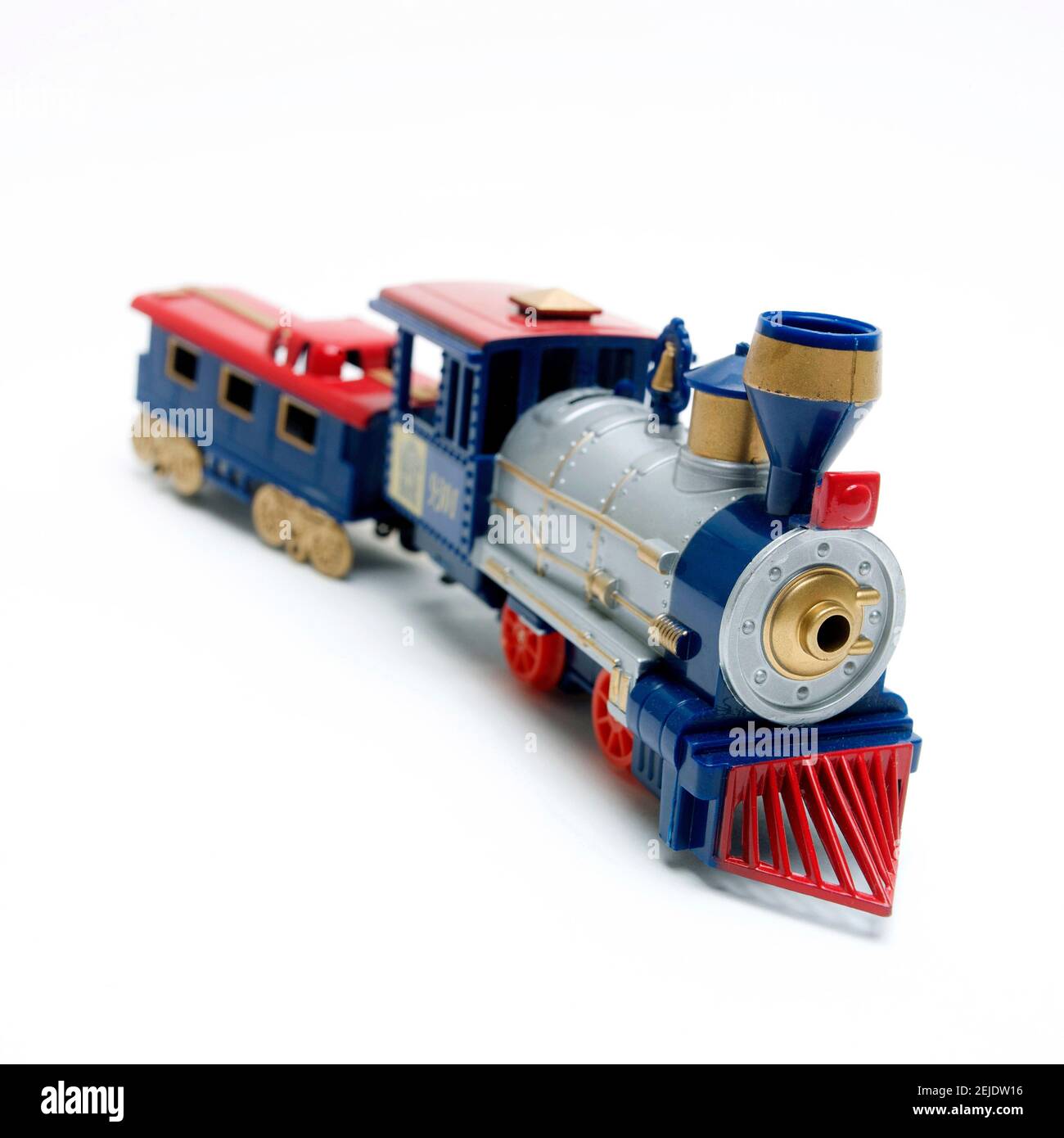 Colorato modello di treno giocattolo con dettagli intricati visualizzati su sfondo bianco, che mettono in risalto la maestria artigianale e il design Foto Stock
