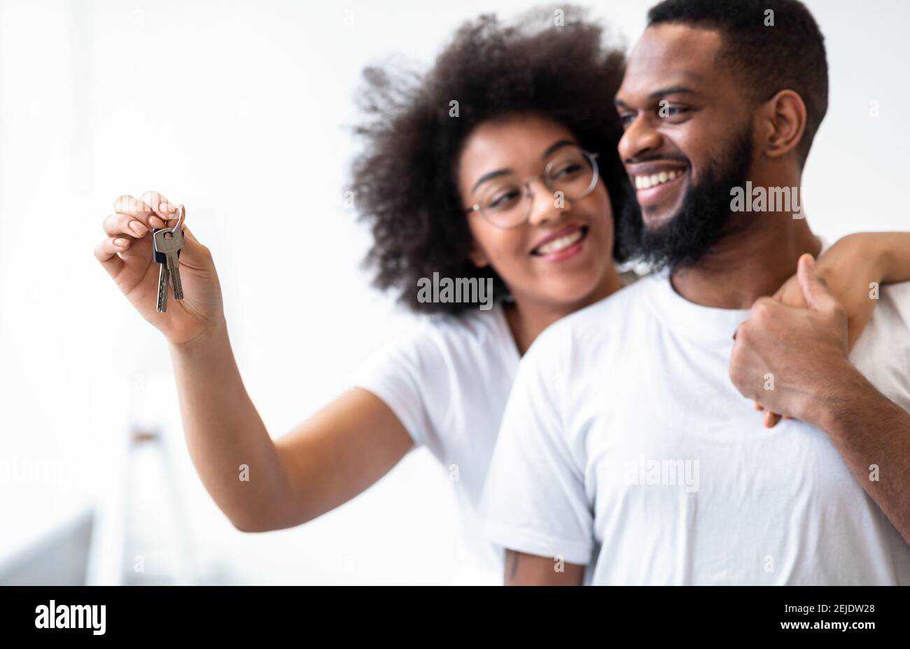 Happy Black coniugi tenere New House Key abbracciare a casa Foto Stock