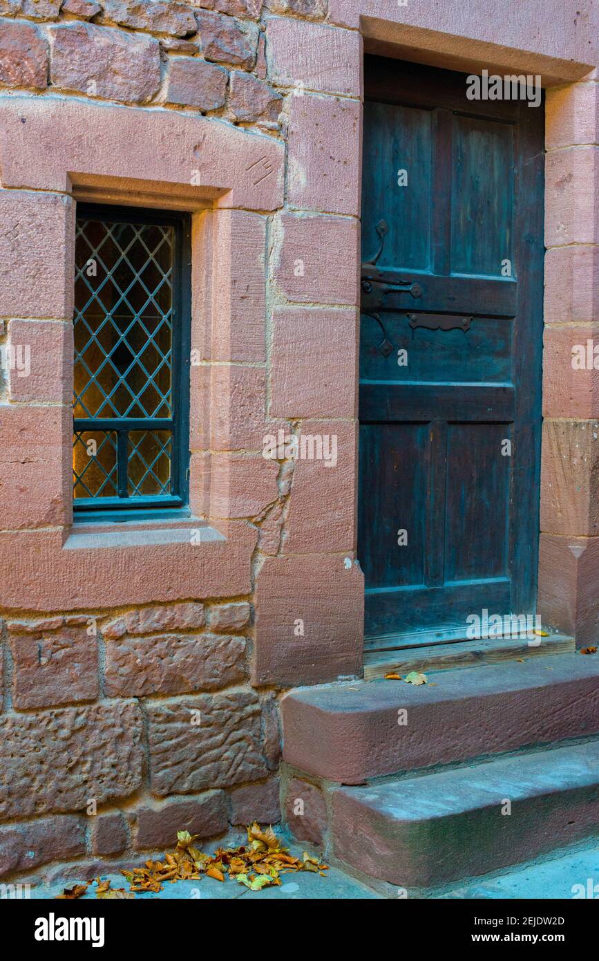 Una persona che siede davanti ad un edificio di mattoni Foto Stock