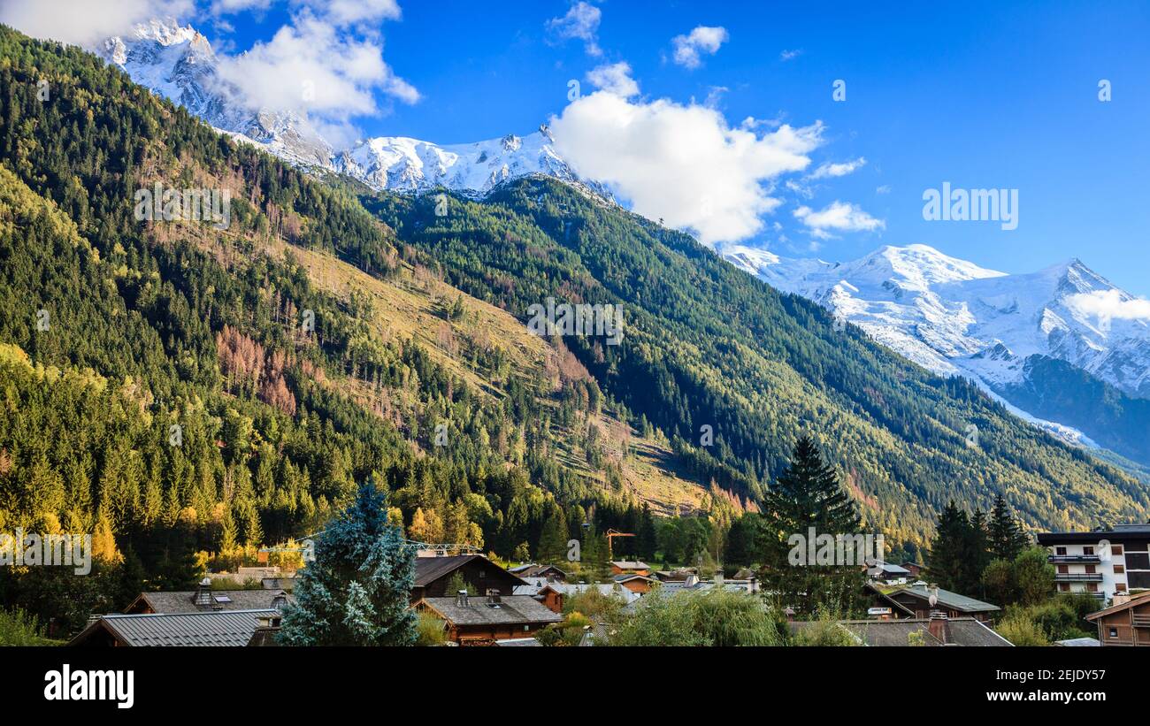 Vista panoramica del Monte Bianco e delle Alpi dalla città di Chamonix, Francia Foto Stock