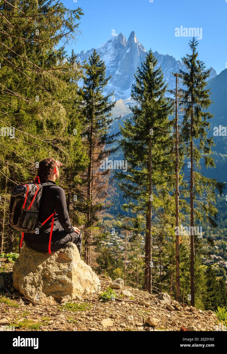 Una giovane donna sta camminando nelle montagne vicino a. Località sciistica di Chamonix in Francia Foto Stock
