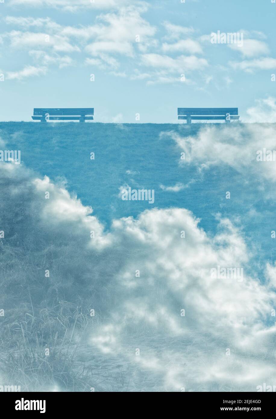 doppia esposizione di due panche su una diga e. paesaggio acloudscape Foto Stock