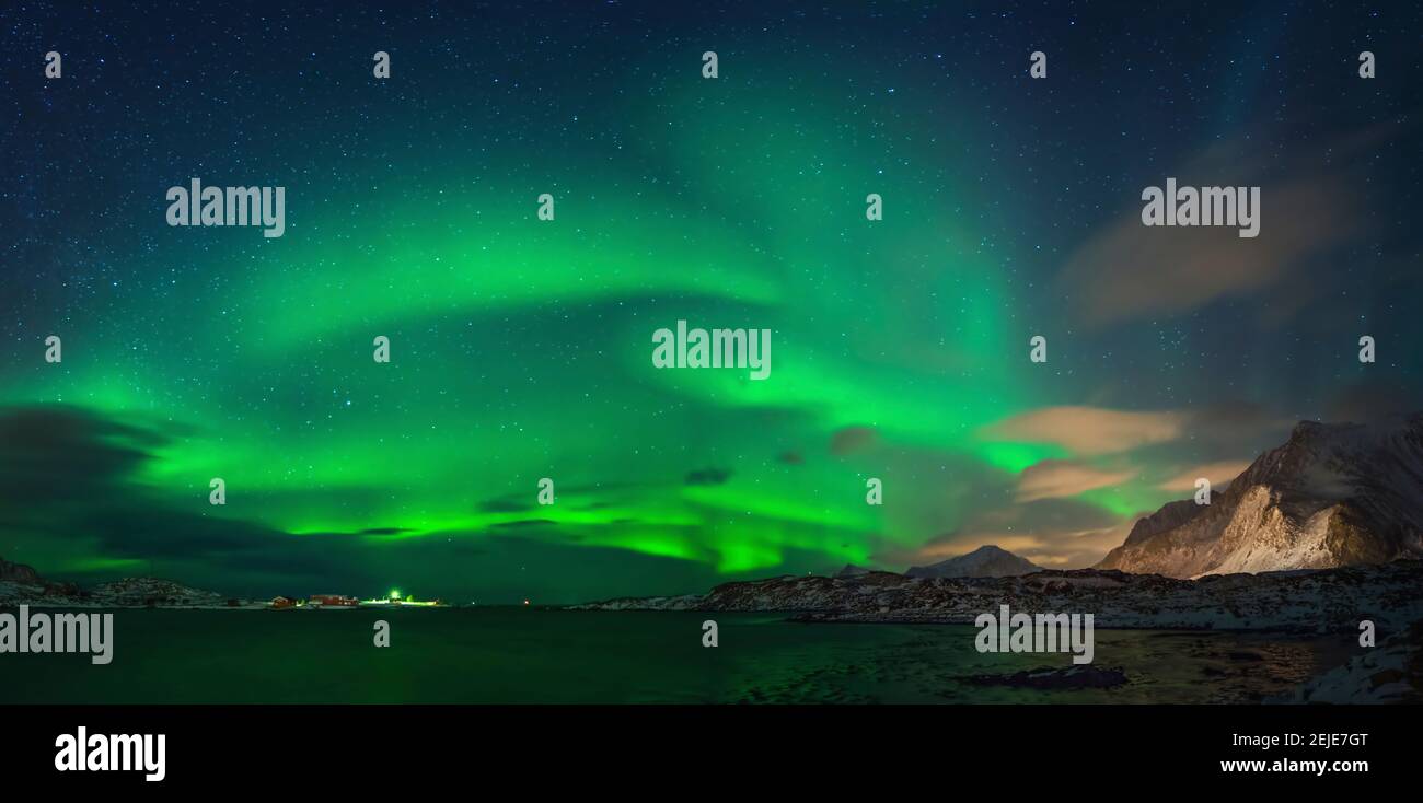 Aurora borealis sopra Ramberg, Lofoten, Nordland, Norvegia Foto Stock