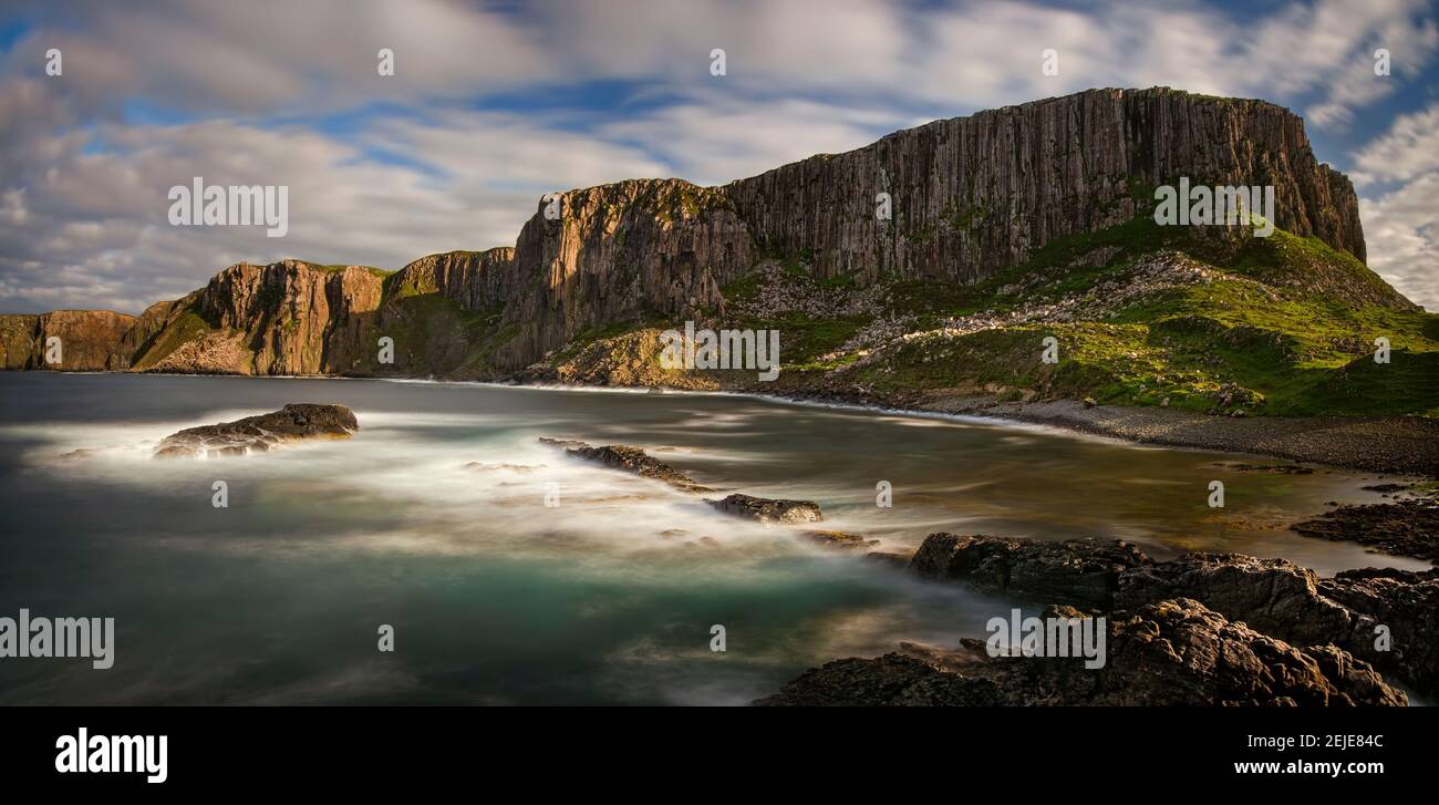 Scogliere di Rubha Hunish cape al tramonto, Isola di Skye, Scozia Foto Stock