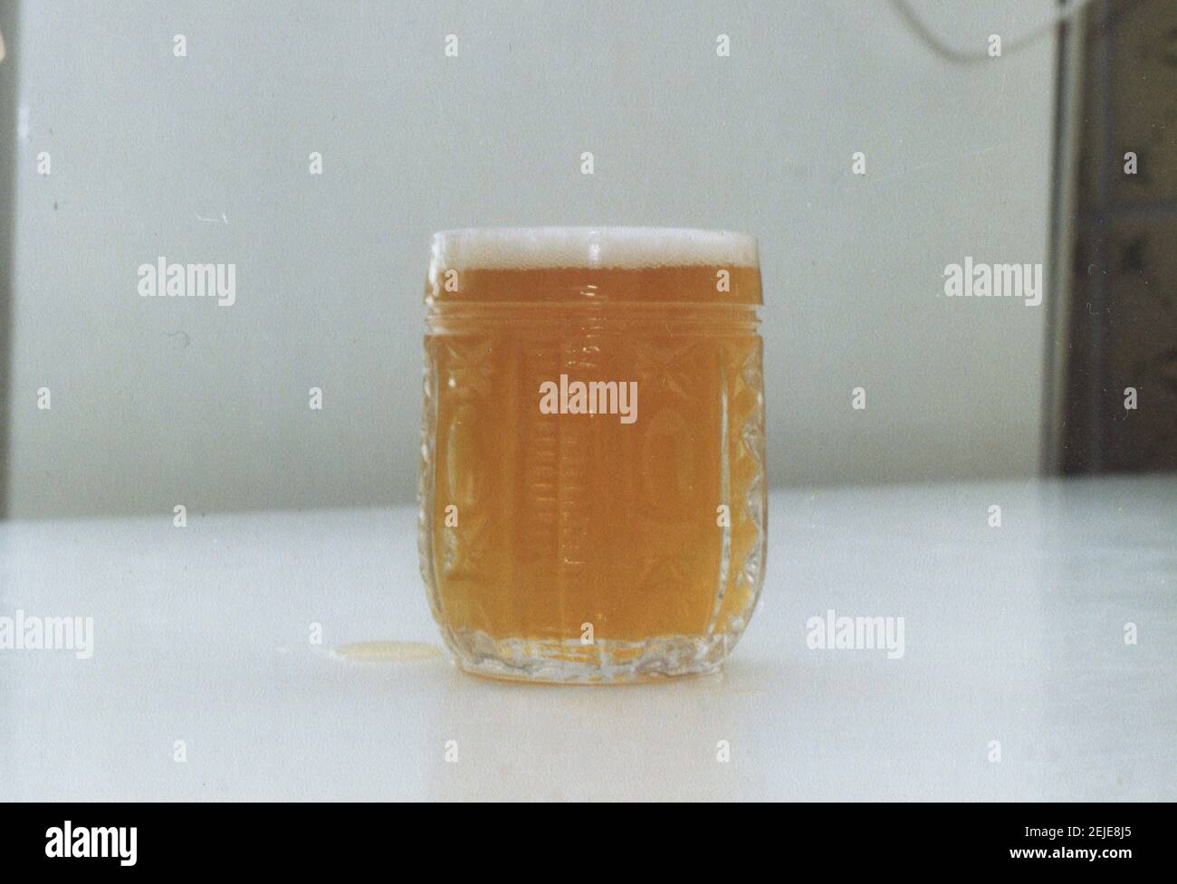 Foto d'epoca di un bicchiere con birra. Foto Stock