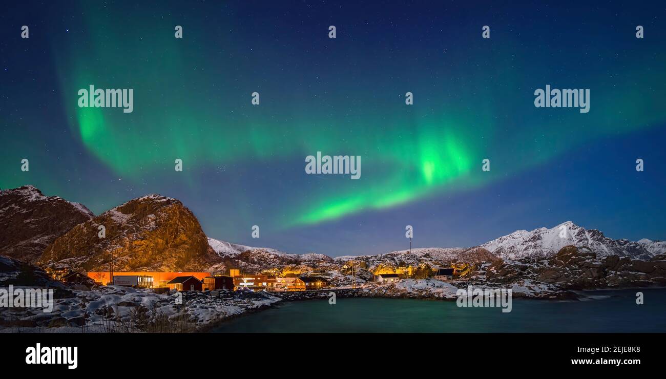 Aurora borealis sopra Stamsund, Lofoten, Nordland, Norvegia Foto Stock