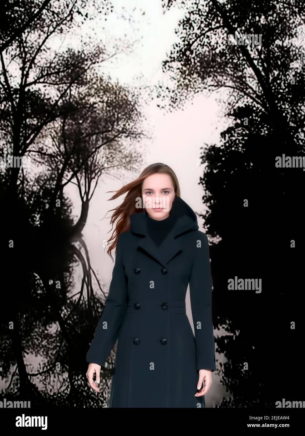 ritratto di una donna misteriosa nel bosco Foto Stock