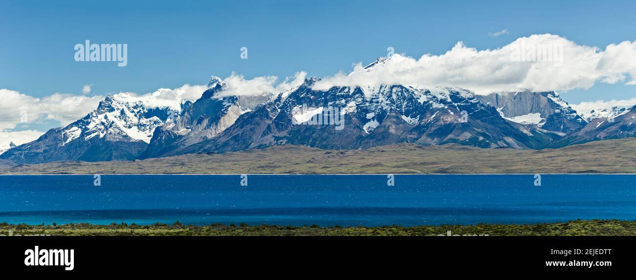 Vista sul lago con montagne innevate, Cordillera del Paine, Lago Sarmiento, Parco Nazionale Torres del Paine, Patagonia, Cile Foto Stock