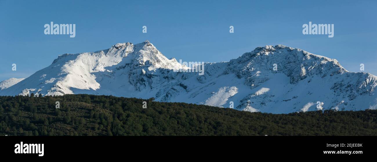 Cime innevate delle montagne marziali, Ushuaia, provincia Tierra del Fuego, Argentina Foto Stock