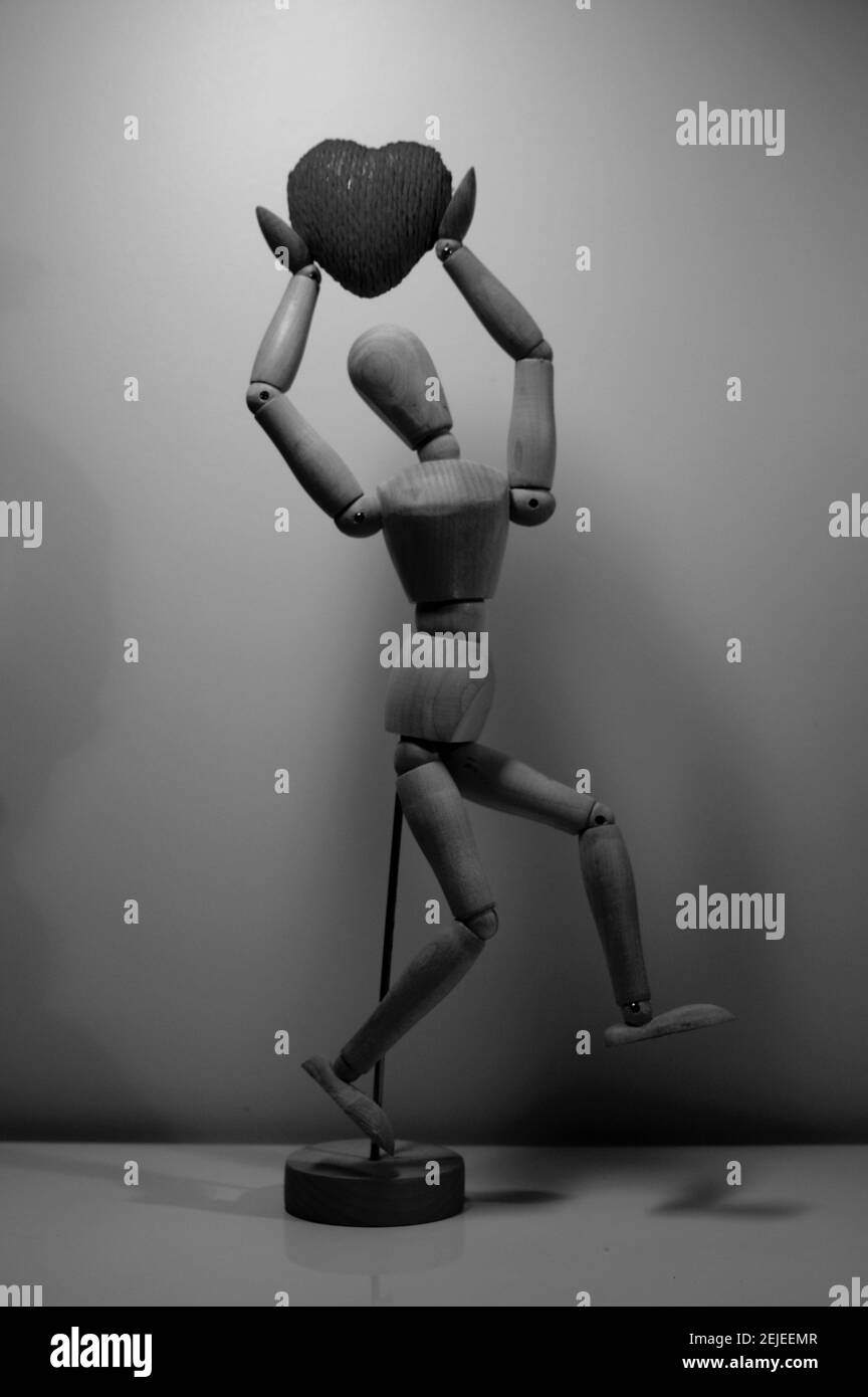 Uomo fittizio in legno su sfondo bianco Foto Stock