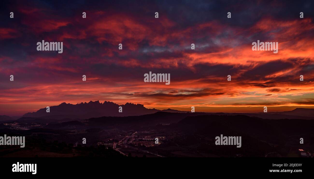 Tramonto rossiccio su Montserrat, visto dalla parete nord (provincia di Barcellona, Catalogna, Spagna) ESP: Atardecer rojizo sobre Montserrat Foto Stock