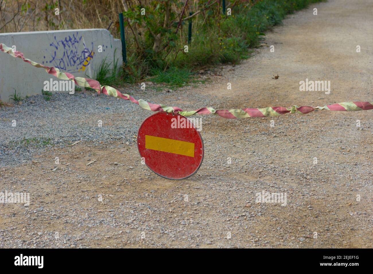 Segnale stradale che vieta il passaggio di veicoli su una strada rurale. Segnale stradale con una catena che vieta il passaggio dei veicoli. Foto Stock