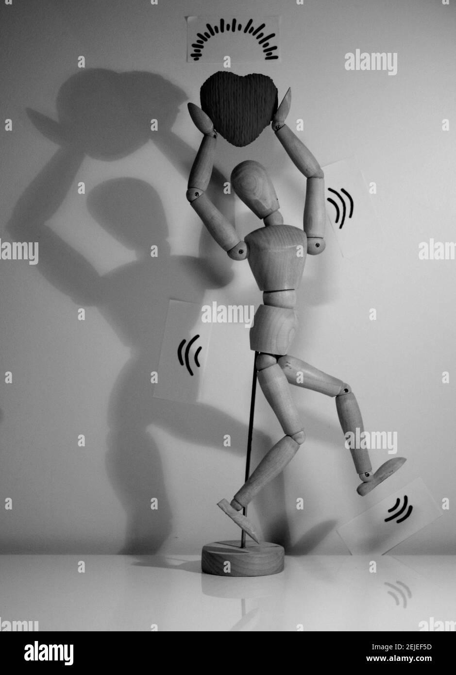 Uomo fittizio in legno su sfondo bianco Foto Stock