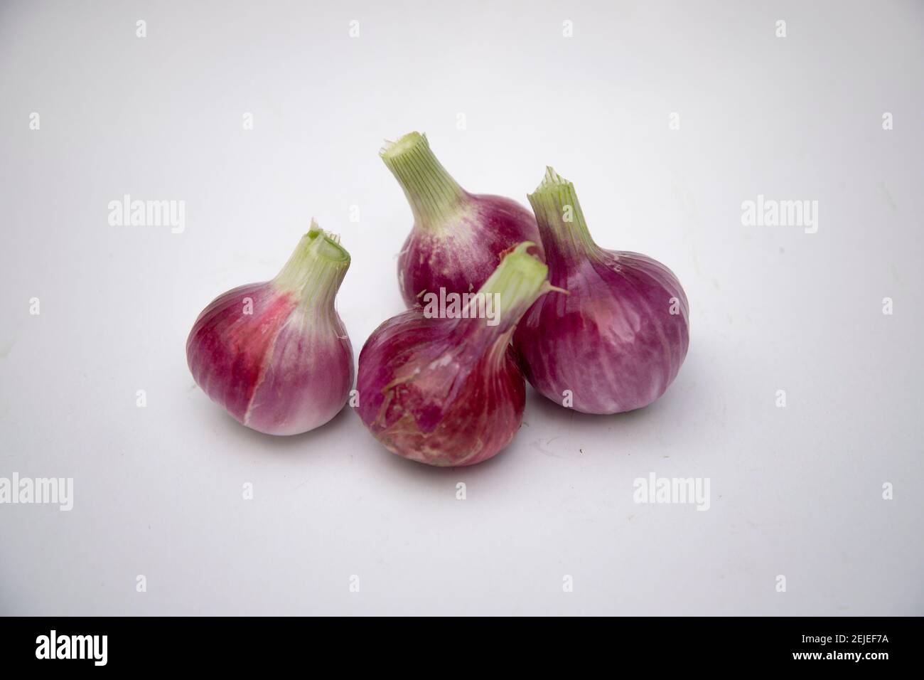 Cipolla rossa con fondo bianco, cibi naturali biologici, cipolla del Bangladesh Foto Stock