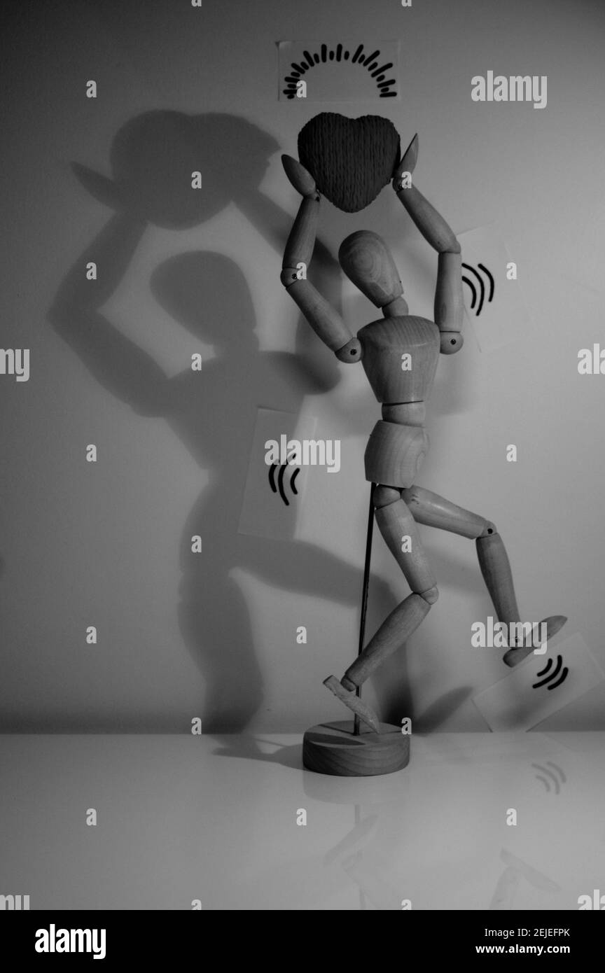 Uomo fittizio in legno su sfondo bianco Foto Stock