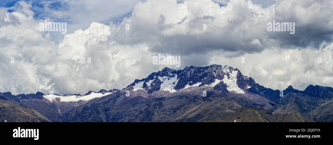 Vista dal basso angolo della montagna e del ghiacciaio Chicon, Cusco, Perù Foto Stock