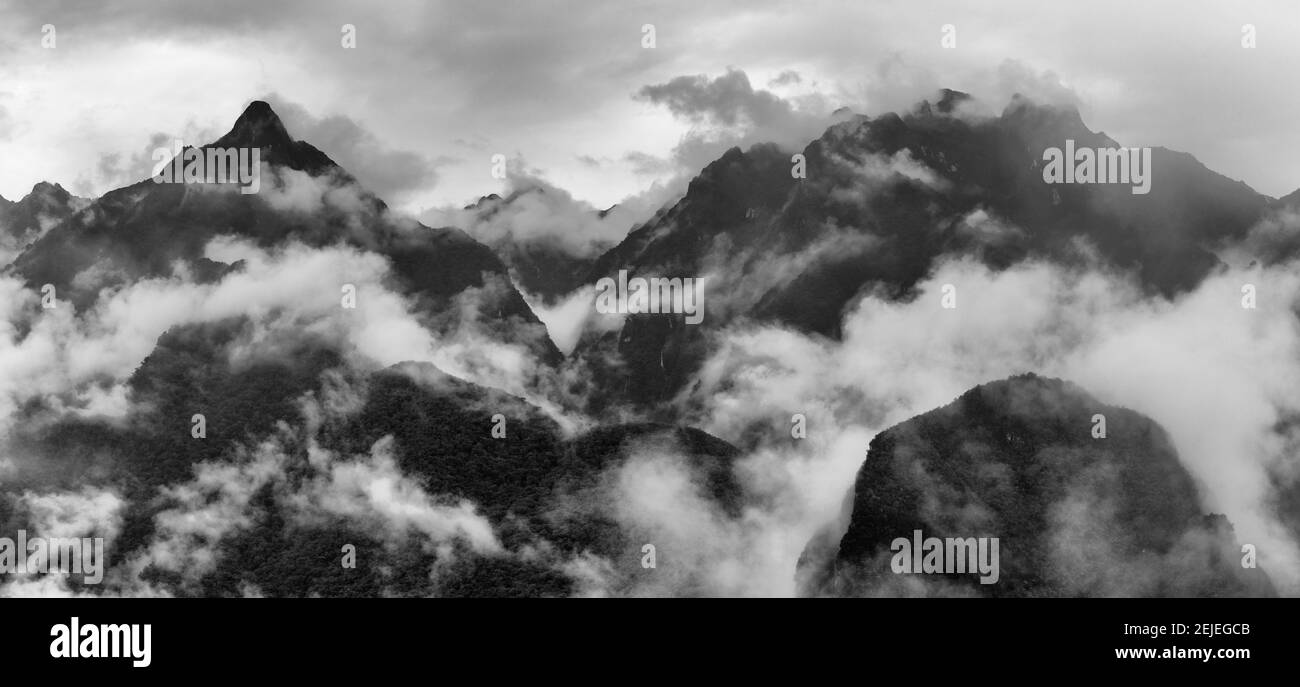 Montagne foggy intorno Machu Picchu, Provincia di Urubamba, Cusco, Perù Foto Stock