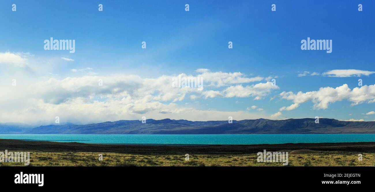 Vista lago con montagne sullo sfondo, Lago Argentino, Provincia di Santa Cruz, Patagonia, Argentina Foto Stock