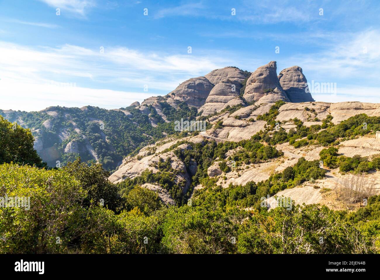 Montserrat è una montagna emblematica della Catalogna in cui molti tipi di sport sono effettuati e lo è anche conosciuto per i temi religiosi Foto Stock