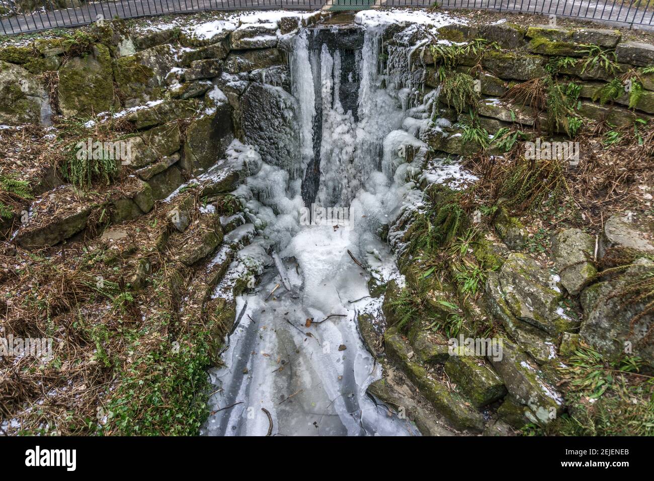 Frozen Waterfall a Beaumont Park, Huddersfield, West Yorkshire, Inghilterra, Regno Unito Foto Stock