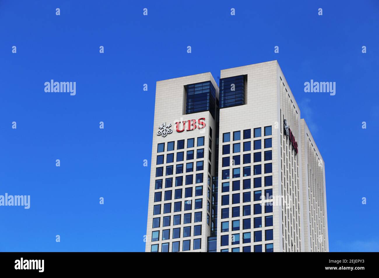 Logo di UBS all'Opernturm di Francoforte, Germania UBS Group AG è una delle principali banche svizzere con sede a Zurigo. Una filiale si trova a Francoforte (Febr Foto Stock