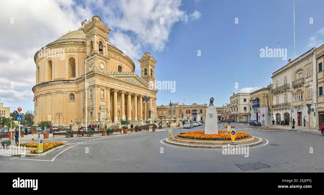 Chiesa in una città, rotonda di Santa Maria Assunta, Mosta, Malta Foto Stock