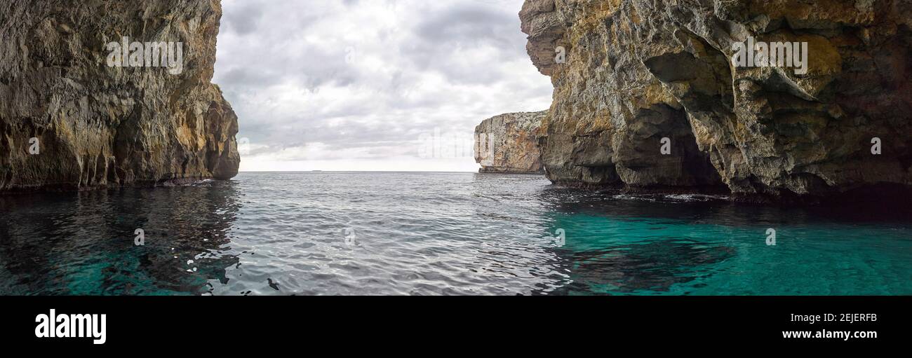 Formazioni rocciose nel Mar Mediterraneo, Grotta Azzurra, Malta Foto Stock