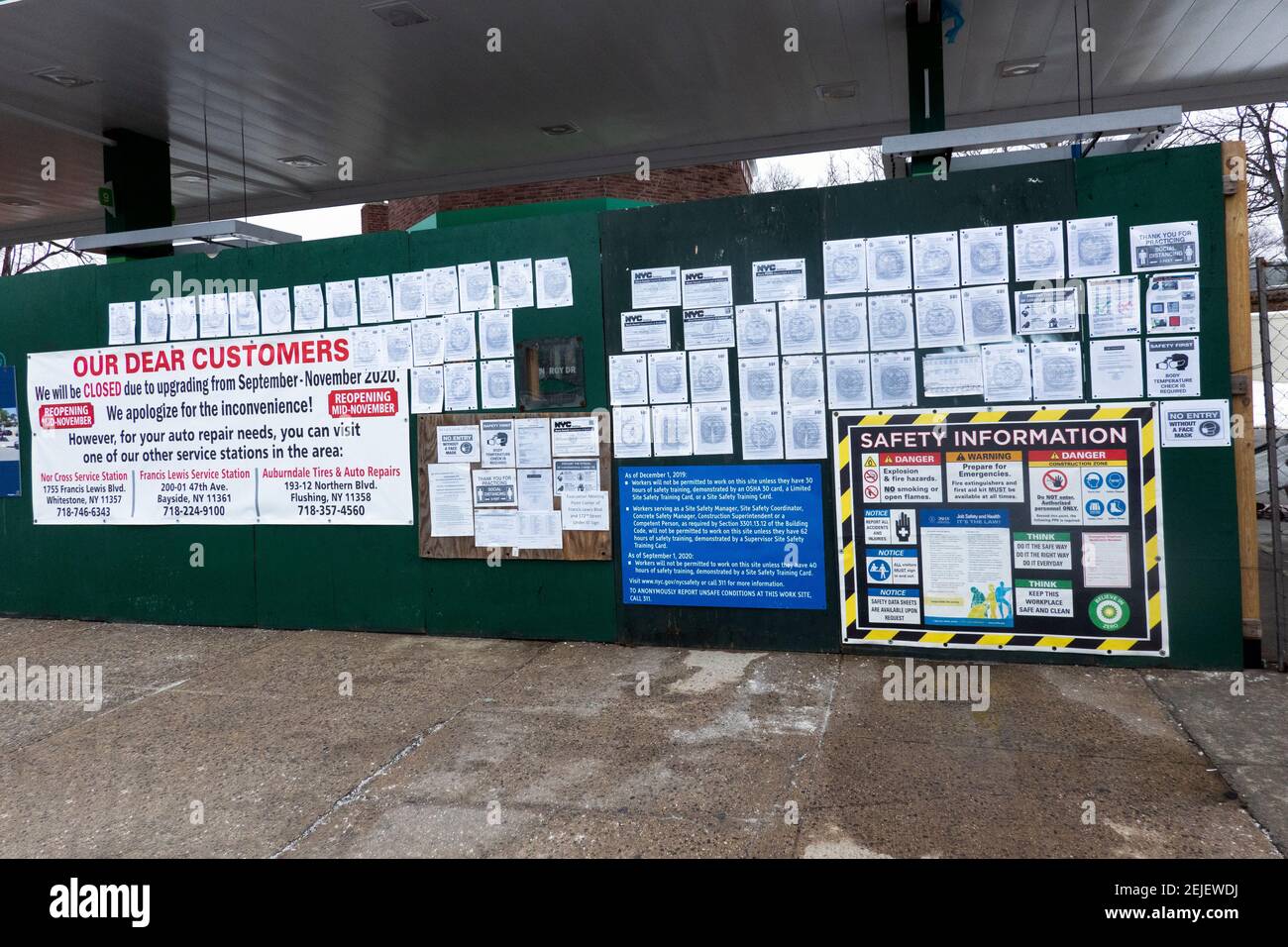 BUROCRAZIA. Una stazione di servizio in costruzione a Flushing, Queens, New York con 73 cartelli, avvertenze, regole e avvisi. Foto Stock