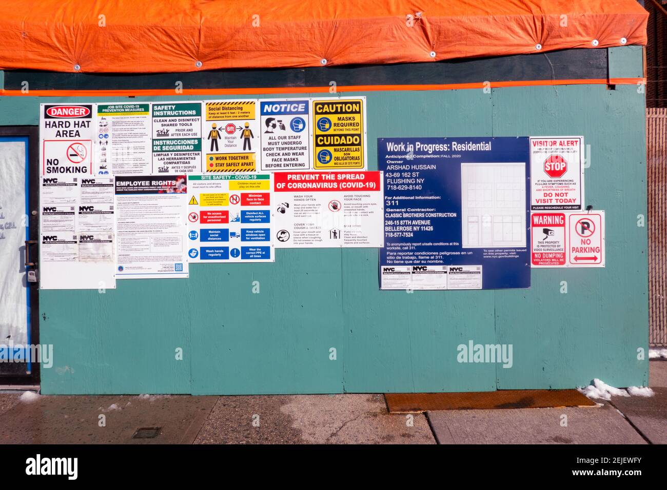BUROCRAZIA. Un cantiere sulla 162nd Street a Flushing, Queens, New York con 19 cartelli, avvisi, permessi e avvertenze Foto Stock